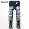 Qaunbo marca vestuário homens jeans nostalgia moto motociclista buraco buraco jeans macho magro encaixe hetero denim designer crachá rasgado jeans n820 201120