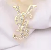 3Colors marka projektant podwójna litera broszki pozłacane koreański mały słodki wiatr broszka Pearl pary kobiety mężczyźni rhinestone garnitur piny moda biżuteria akcesoria