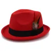 Stingy Brim Hats Kvinnor Män Feminino Felt fedora hatt för Lady Winter Autumn Wool Roll Up Homburg Jazz Feather1276n