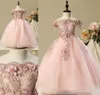 愛らしいピンクの花の女の子の服のための結婚式のパーティーのための肩のレースのアップリケ3D花のビーズの小さな女の子のページェントボールガウン幼児子供フォーマルウェアAL9866