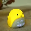 Cute Chick Sveglia digitale Ricarica USB Luce notturna con tre livelli di luminosità Touch Control Lampada da comodino Built-in ad alta capacità Re