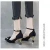 Sandels Fashion Korean Bow Hollow Hold Heels Pileczny Toe Stiletto płytkie usta Wiosna i lato Nowy 220303