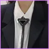 Herr Nya Kvinnor Designer Slipsar Top Mode Läder Hals Slips Rosett För Herr Dam Med Mönster Bokstäver Neckwear Päls Solida Slipsar D2112311F