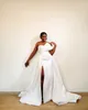 Ivory A Line Overkirt Bröllopsklänningar Strapless Neck Side Split Bridal Gowns Sweep Train Satin Robe de Mariée