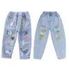 Crianças menina jeans floral dos desenhos animados calças compridas primavera outono graffiti pintura imprimir calças casuais com buraco jyf 220222331m6413045