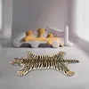 Tiger mönster mattan för vardagsrum faux päls rygg leopard lejon imitation djur hud glidande mat sovrum inredning säng våning 220301
