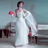 2021 Biały Prosty Tulle Dresses Suknie Ślubne Sexy Bez Ramiączek Z Handmade Kwiaty Plaża Suknie Ślubne Tanie Wedding Vestidos