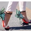 22ss Yaz Bayanlar Patent Deri Sandalet 10 cm Yüksek Topuk Düğün Pompaları Kelebek Siyah Süsler Sophia Webster Açık Toe Sandalet Plaj Soğuk Terlik Ayakkabı