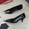 女性のドレスシューズファッションハイヒールのボートシューズデザイナーレザースティレットヒールヒール6cm 100％牛革メタルボタン尖ったブラック特許靴の大きさ34-42 US5-US11