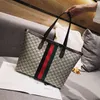 2022 all'ingrosso della fabbrica borsa di tote di grande capacità europea e americana di moda casual versatile una borsa portatile a spalla da donna