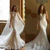 2021 Wunderschöne Brautkleider im Meerjungfrau-Stil mit Wickelspitze, herzförmiger Applikation und atemberaubendem Strand-Brautkleid mit Schleppe und eleganter Robe de Mari￩e