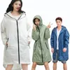 Longa fina capa de chuva mulheres homens impermeável capô mochila chuva casaco ponchos jaquetas capa feminina chubasqueros tamanho grande 201202