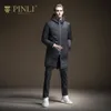 Pinli 2020 겨울 새로운 할인 클리어런스 터틀넥 솔리드 컬러 두꺼운 스타일 후드 빅 포켓 길이 캐주얼 남자 다운 자켓 코트 LJ201009