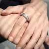 彼女のメンズは、結婚式バンドのタングステンカーバイドリングのための男性チャームリング8mmサイズ9-13 aaaaaホワイトラウンドジルコンジュエリーtrx058 220216