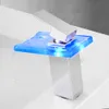 LED-Lichtglas-Wasserfall-Waschbecken-Wasserhahn für Badezimmer