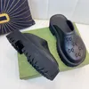 Diseñadora de marca de lujo Plataforma para mujeres Perforado G Sandal Sandal Slippers hechos de materiales transparentes de moda sexy encantadores zapatos de mujer de playa soleados e0lm#