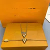 Designer039s new classic V letter bracelet necklace celebrities instagram wind versatile fashion7165135