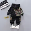 Conjuntos de roupas 2 peças de roupas infantis para meninos e meninos com capuz e calças camufladas primavera outono conjuntos de roupas para bebês meninos