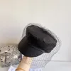 biała beretowa czapka