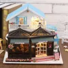 Iie 창조 인형 집 Diy Wooden Dollhouse 패션 커피 숍 상점 침실 미니어처 가구 장난감이있는 3 개의 레이어 Y200317285a