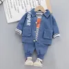 Abbigliamento per bambini Abbigliamento autunnale per RAGAZZO Nuovo stile per bambini Tinta unita Colletto pieghevole Giacca di jeans monopettoX1019