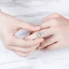 Transgems Anello di fidanzamento in oro bianco 14K 585 per donna Anello di fidanzamento con 3 pietre taglio smeraldo colore F Y200620