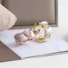 Europe America Designer Mode Style Ringar Lady Kvinnor Brass 18K Guld Graverade B Initialer Inställningar Diamant Vit Moder av Pearl Flower Ring 3 Färg