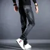 Mäns Jeans 2022 Vårprodukt Patch Ripped Slim-Fit Småfot Trendig Brand Ungdom Stretch Denim Trousers Man Casual Pants