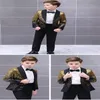 Две штуки дети костюмы мальчики, блестящие золотые блестки сценические модели красивые британские моды стиль подиума костюмы мальчика пальто + брюки