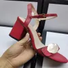 Moda yaz sandalet tasarımcısı deri kadın yüksek topuklu seksi metal toka büyük ofis kırmızı ayakkabılar
