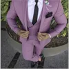 男性のためのピンクのウェディングスーツ