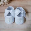 Eerste wandelaars groothandel ivoor doop zachte babyschoenen hoofdband kant luxe kruis diamant charme gehaakte laarsjes babyballet