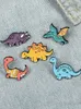 Cartoon Dinosaur Enamel Pins Olika Typ Färger Sabertooth Brachiosaurus för Vänner Present Lapel Pins Klädpåse