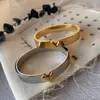 Brazalete de acero de titanio de alta calidad Mujeres Amor Pulseras de diseño Brazaletes de oro rosa de plata V letra color pulsera estrecha Moda J331O