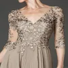 Elegante abito per la madre della sposa Mezze maniche lunghe Appliqued Scollo a V Una linea Lunghezza del pavimento Abito da ospite di un matrimonio Personalizzato Taglie forti Moth2081