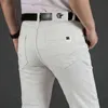 2020 Sommer neue Männer weiße Jeans Mode lässig elastische dünne Denim-Hosen männlich Marke Hosen G0104