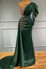 2022 Charming Satin Dark Green Mermaid Evening Dress with Gold Lace Appliques Pearls Beads One Shoulder Pleats Long Formal Occasion Gowns Vestidos de fiesta BC11382