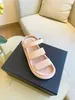 2022 ранних весенних женщин дизайнеры сандалии роскошные сандалии плоские дно римские туфли розовые кожаные две ремни размером 35-40