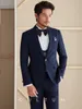 Nouvelle Navy Blue Groom Tuxedos Peak revéron Slim Fit Groomsmen Hommes Mend Mariage Robe Excellente veste Homme Blazer 3 pièce costume (veste + pantalon + gilet + cravate) 2605