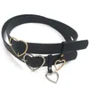 Cinturones negros Diseño de hebilla de corazón clásico Nueva moda Mujeres Faux Leather Heart Accesorio Cinturón ajustable Cintura para niñas