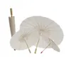 pequenos guarda-chuvas brancos