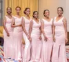 Blush Pink Sheath Bridesmaid Dresses Long Beading V Neck Front Split Klänning Bröllop Guest Wear Satin Billiga Brudtärna Klänningar