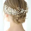 la perla de los peines del pelo de la boda de flores
