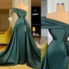 Ny mörkgrön satin bär eleganta ruched kristallpärlor höga split en axel aftonklänningar formella kvinnor prom klänningar