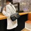 50% rabatt kupong kod ryggsäck kvinnors nya nisch design väska retro avancerad mode mångsidig singel axel messenger väska