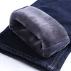 2020 Inverno Novos Homens Quente Slim Fit Calças de Jeans Negócios Moda Engrossar Denim Calças Fleece Esticar marca calças preta azul 201118