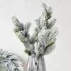 装飾的な花の花輪の人工的な杉の雪の枝の枝クリスマスツリーの結婚式の装飾Xmas DIYデスクトップリビングルームホームキッチ
