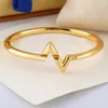 Europe America Fashion Style Lady Women Titanium Steel Graved V Initials Volt Bangle Armband 3 Färg Q05001