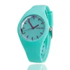 Lady Watches Trendy Ultra-Thin armbandsur Mens med krämfärgad silikonarmband Fashion Business Watch