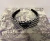 21SS Partihandel Headband Ankomst Triangel Hair Clip med Kvinnor Tjejbrev Triangel Barrettes Mode Tillbehör för Present Mer Färg Ingen Box